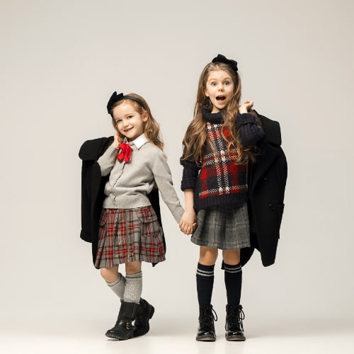 fashion-portrait-young-beautiful-teen-girls-dress-beauty-fashion-glowing-make-up-shinning-concepts-caucasian-models-min